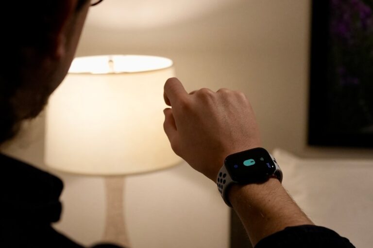 Doublepoint WowMouse for Apple Watch with user lights